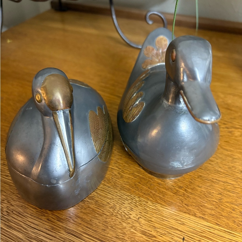 vintage pewter and brass duck-shaped and swan pair of trinket boxes. - Picture 11 of 11